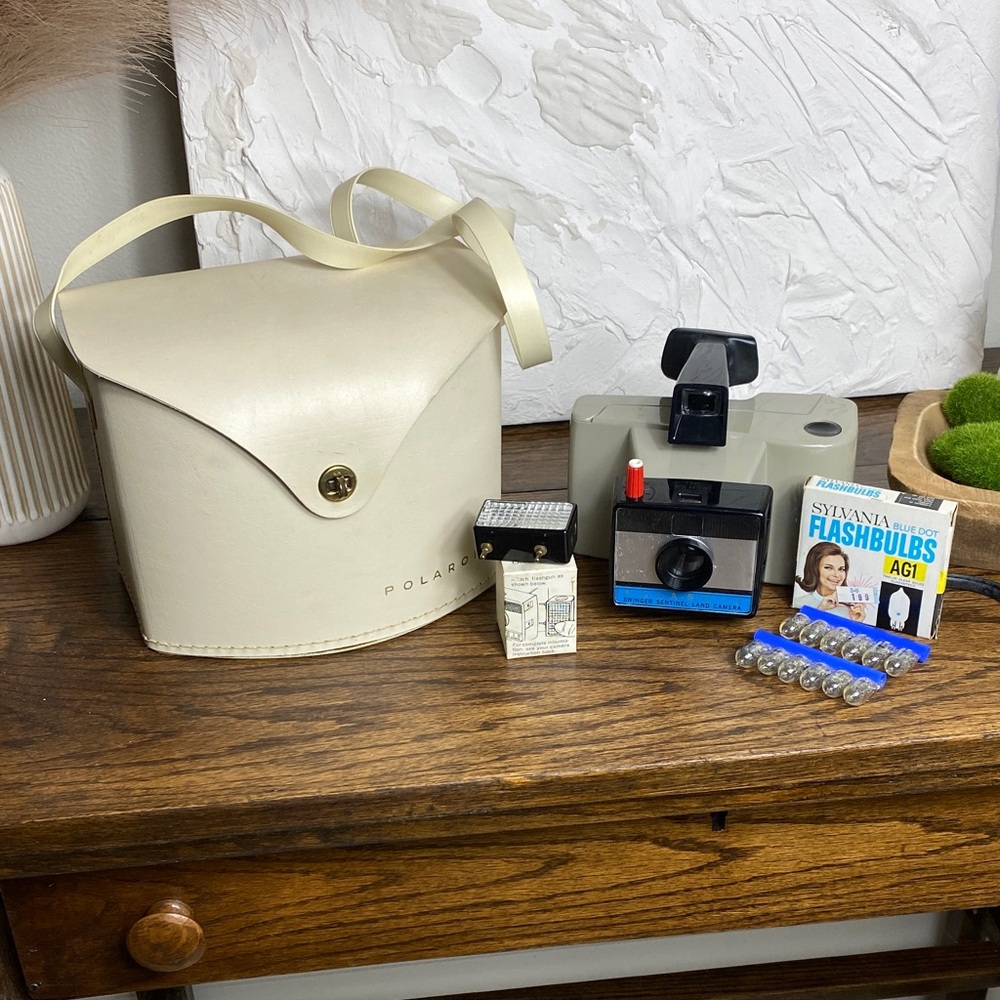 Vintage Polaroid Swinger Sentinel Camera with White Case, Flash, and Flashbulbs.